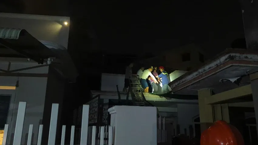 Ch&aacute;y lớn tiệm giặt ủi ở Đồng Nai, giải cứu người đ&agrave;n &ocirc;ng b&aacute;m tr&ecirc;n m&aacute;i nh&agrave; h&agrave;ng x&oacute;m - Ảnh 5.