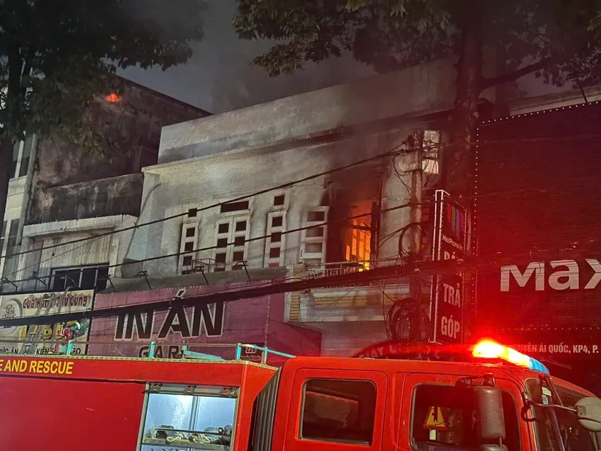 Ch&aacute;y lớn tiệm giặt ủi ở Đồng Nai, giải cứu người đ&agrave;n &ocirc;ng b&aacute;m tr&ecirc;n m&aacute;i nh&agrave; h&agrave;ng x&oacute;m - Ảnh 2.