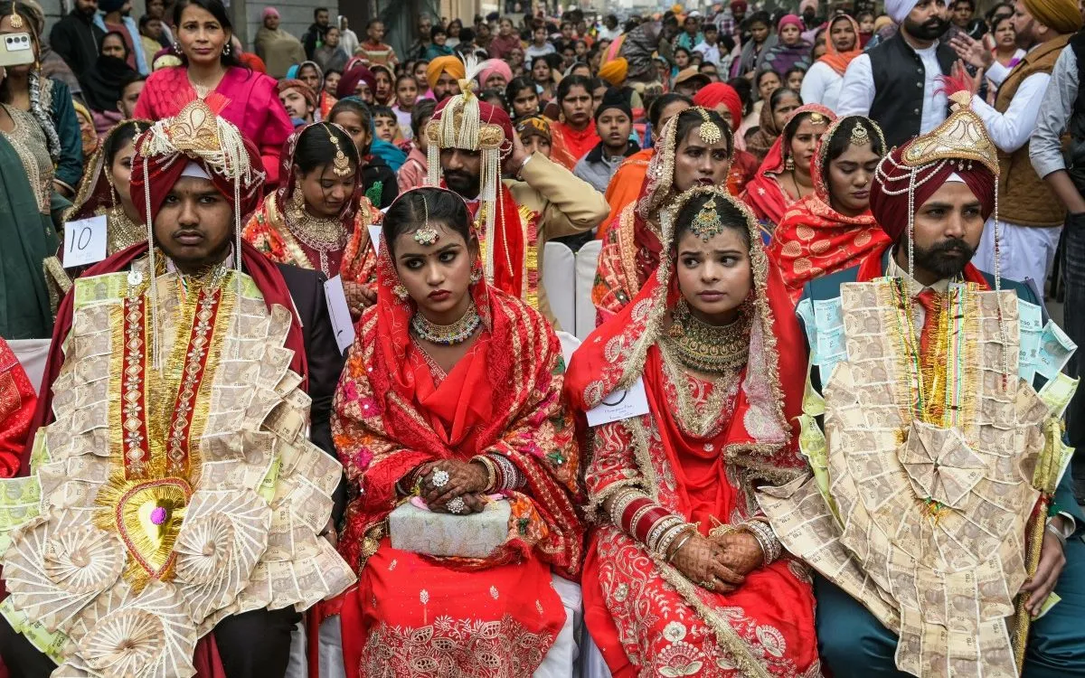 Các cặp đôi chờ làm lễ trong một đám cưới tập thể tại thành phố Amritsar, Ấn Độ, ngày 5/1/2026. (Ảnh: AFP)