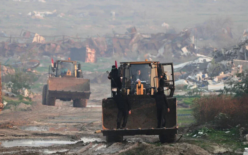 Các tay súng Hamas tìm kiếm thi hài con tin người Israel Ran Gvili tại khu phố Zeitoun thuộc thành phố Gaza, ngày 7/1/2026 (Ảnh: AP)