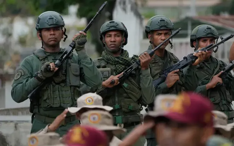 Các quân nhân Venezuela tham dự lễ tang của những người đồng đội thiệt mạng trong vụ bắt giữ Tổng thống Nicolas Maduro, ngày 7/1/2026 (Ảnh: AP)