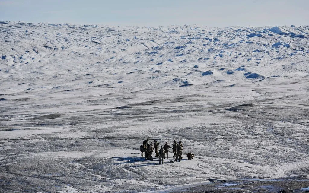 Lực lượng quân đội Đan Mạch tham gia một cuộc tập trận với một số thành viên NATO châu Âu tại Kangerlussuaq, Greenland, ngày 17/9/2025 (Ảnh: AP)