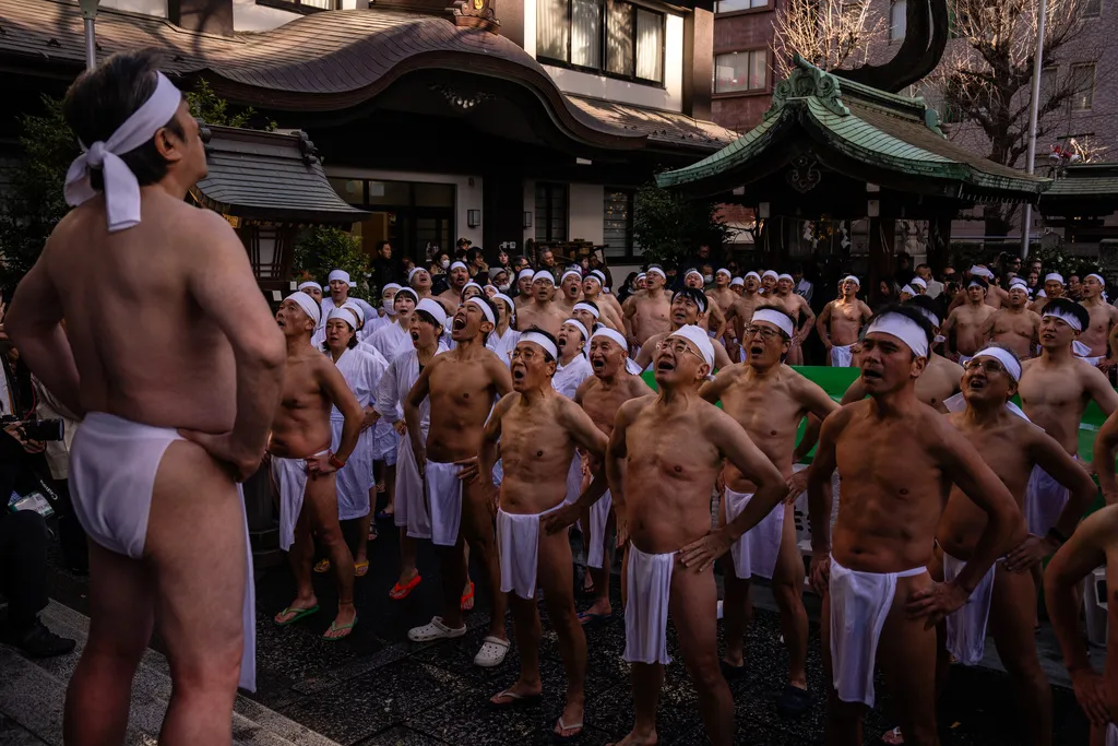 Nhật Bản đ&oacute;n năm mới bằng nghi lễ cầu nguyện v&agrave; tắm nước lạnh - Ảnh 2.