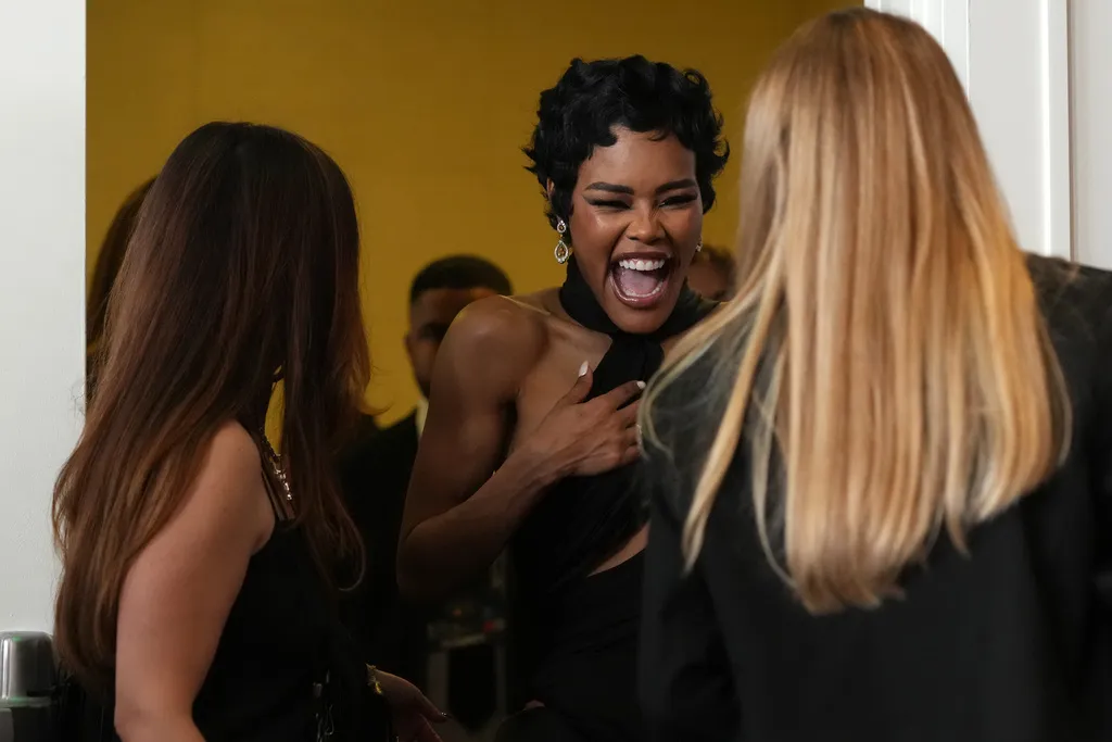 Quả cầu vàng 2026: Phim "Hamnet" của Chloe Zhao chiến thắng giải Phim chính kịch hay nhất - Ảnh 2.