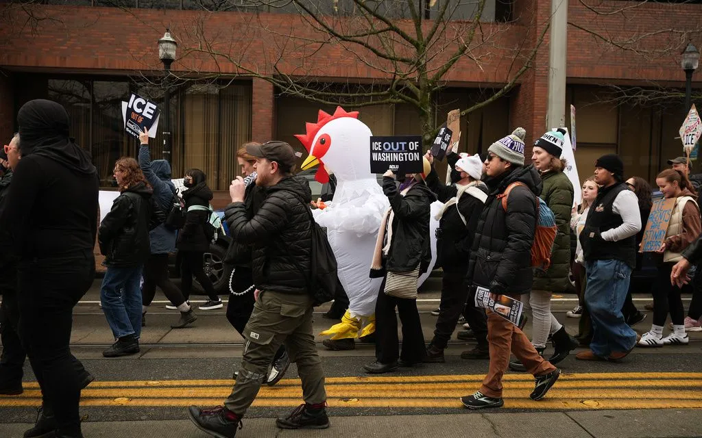 Làn sóng biểu tình lan rộng tại nhiều thành phố Mỹ trong cuối tuần qua nhằm phản đối các hoạt động siết chặt nhập cư của chính quyền liên bang (Ảnh: AP)
