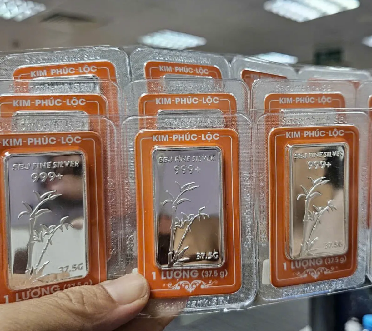 Gi&aacute; bạc h&ocirc;m nay 12-1: Kh&ocirc;ng chỉ v&agrave;ng, bạc cũng g&acirc;y bất ngờ- Ảnh 1.