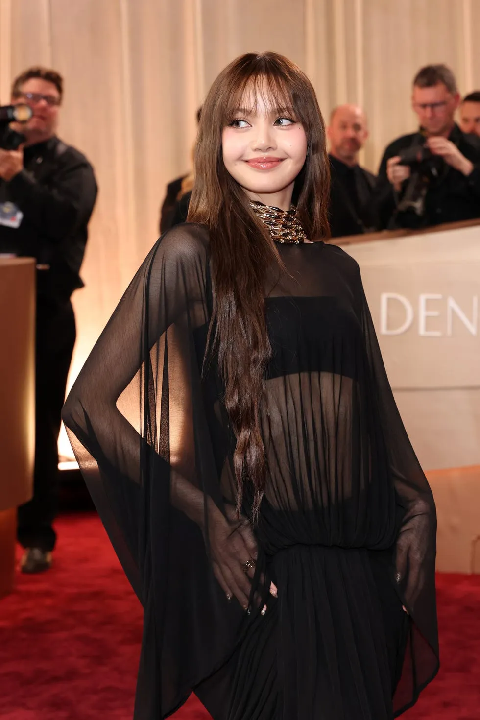 Quả cầu v&agrave;ng 2026: Lisa (BLACKPINK) diện đồ xuy&ecirc;n thấu t&aacute;o bạo, thảm đỏ ngập tr&agrave;n sắc đen - trắng- Ảnh 2.