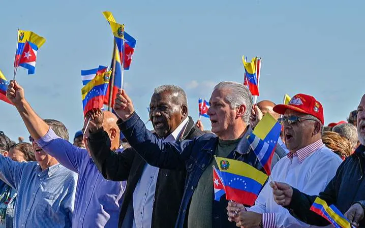Tổng thống Cuba Miguel Diaz-Canel (giữa) vẫy quốc kỳ Venezuela để thể hiện sự ủng hộ đối với nhà lãnh đạo Venezuela Nicolas Maduro tại Havana, ngày 3/1/2026 (Ảnh: VCG)