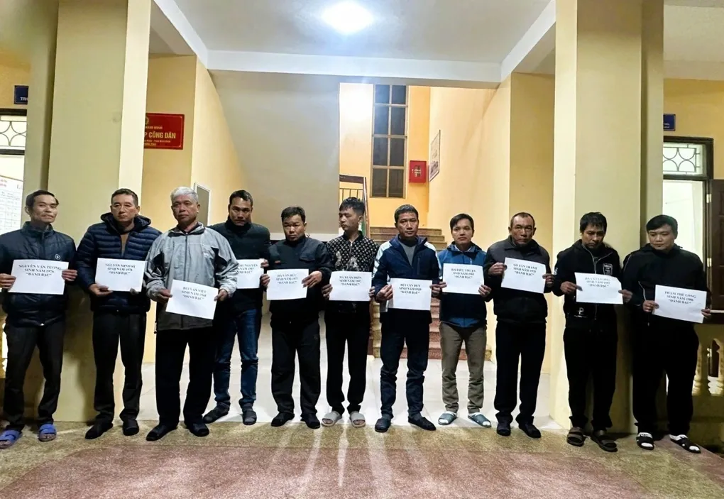 Bắt quả tang 11 đối tượng đ&aacute;nh bạc trong ng&ocirc;i nh&agrave; bỏ hoang ở Ninh B&igrave;nh- Ảnh 1.