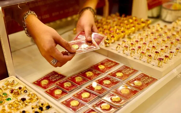 Gi&aacute; v&agrave;ng 12-1 tăng vọt, v&agrave;ng miếng SJC &aacute;p s&aacute;t 162 triệu đồng/lượng- Ảnh 1.