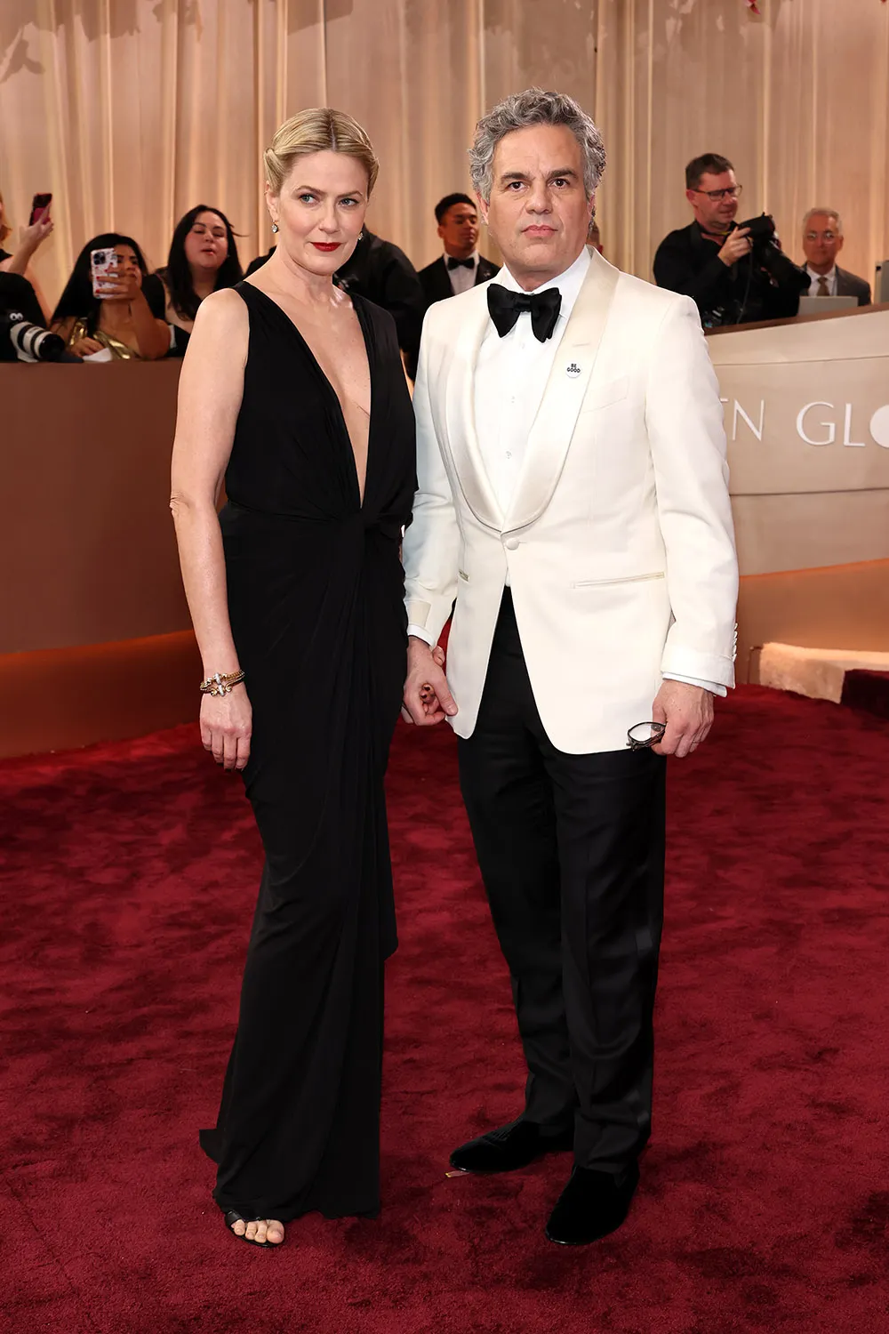 Quả cầu v&agrave;ng 2026: Lisa (BLACKPINK) diện đồ xuy&ecirc;n thấu t&aacute;o bạo, thảm đỏ ngập tr&agrave;n sắc đen - trắng- Ảnh 9.