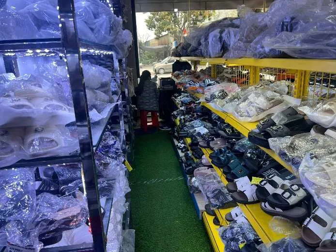 Phát hiện hơn 21.000 đôi giày dép không rõ xuất xứ ở Hưng Yên - Ảnh 1.