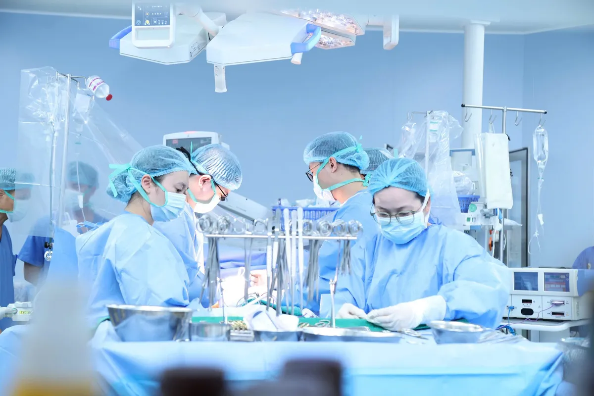 Lấy, gh&eacute;p đa tạng từ người hiến chết n&atilde;o l&agrave; nh&acirc;n vi&ecirc;n y tế- Ảnh 1.