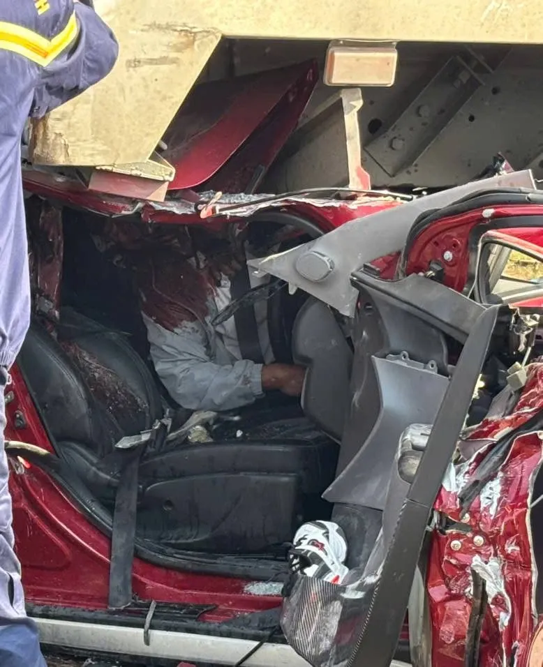 Xe con bị cuốn v&agrave;o gầm xe tải sau tai nạn li&ecirc;n ho&agrave;n, 3 người bị thương - Ảnh 2.