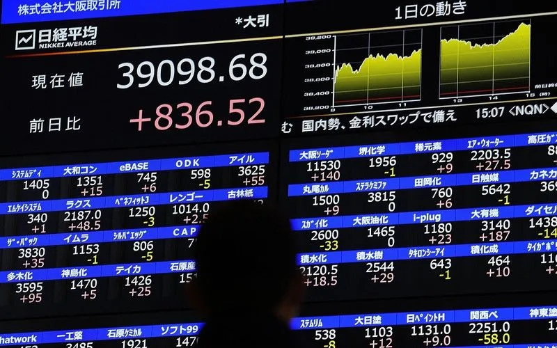 Bảng điện tử hiện thỉ chỉ số chứng khoán Nikkei-225 tại Osaka, Nhật Bản. (Ảnh: Kyodo/TTXVN)