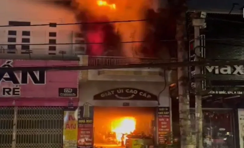 Ch&aacute;y lớn tiệm giặt ủi ở Đồng Nai, giải cứu người đ&agrave;n &ocirc;ng b&aacute;m tr&ecirc;n m&aacute;i nh&agrave; h&agrave;ng x&oacute;m - Ảnh 1.