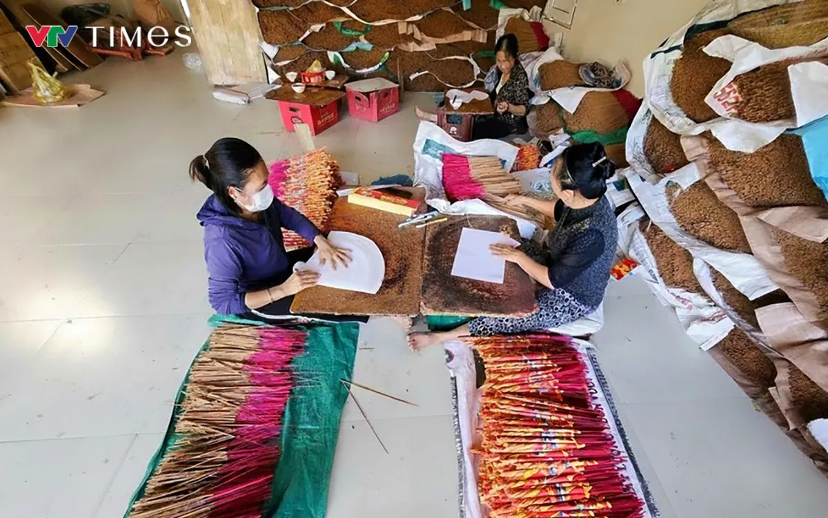 Thời điểm này, các cơ sở sản xuất hương ở Tây Lân tất bật vào vụ Tết. Ảnh Ngọc Quân.