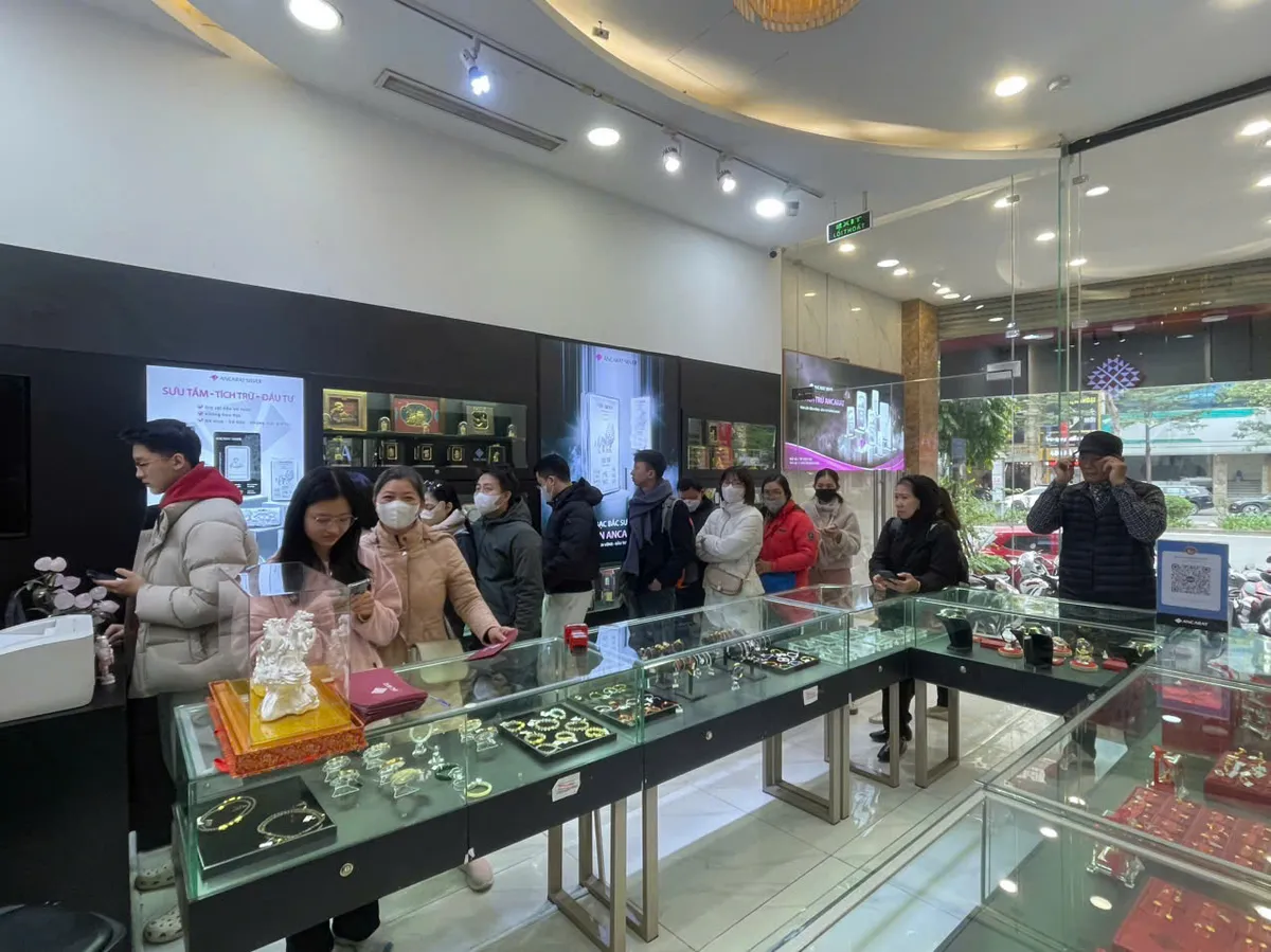 Gi&aacute; v&agrave;ng tăng 2,2 triệu đồng/lượng - Ảnh 2.