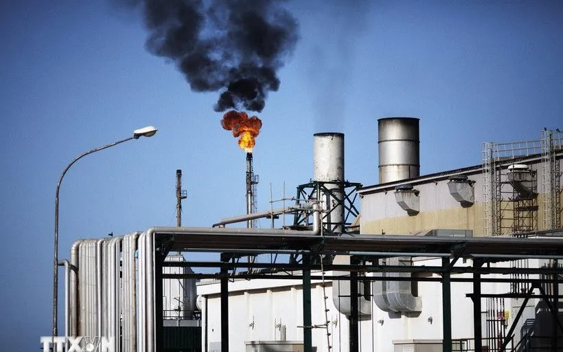 Nhà máy lọc dầu ở Zawiya (Libya). (Ảnh: AFP/TTXVN)