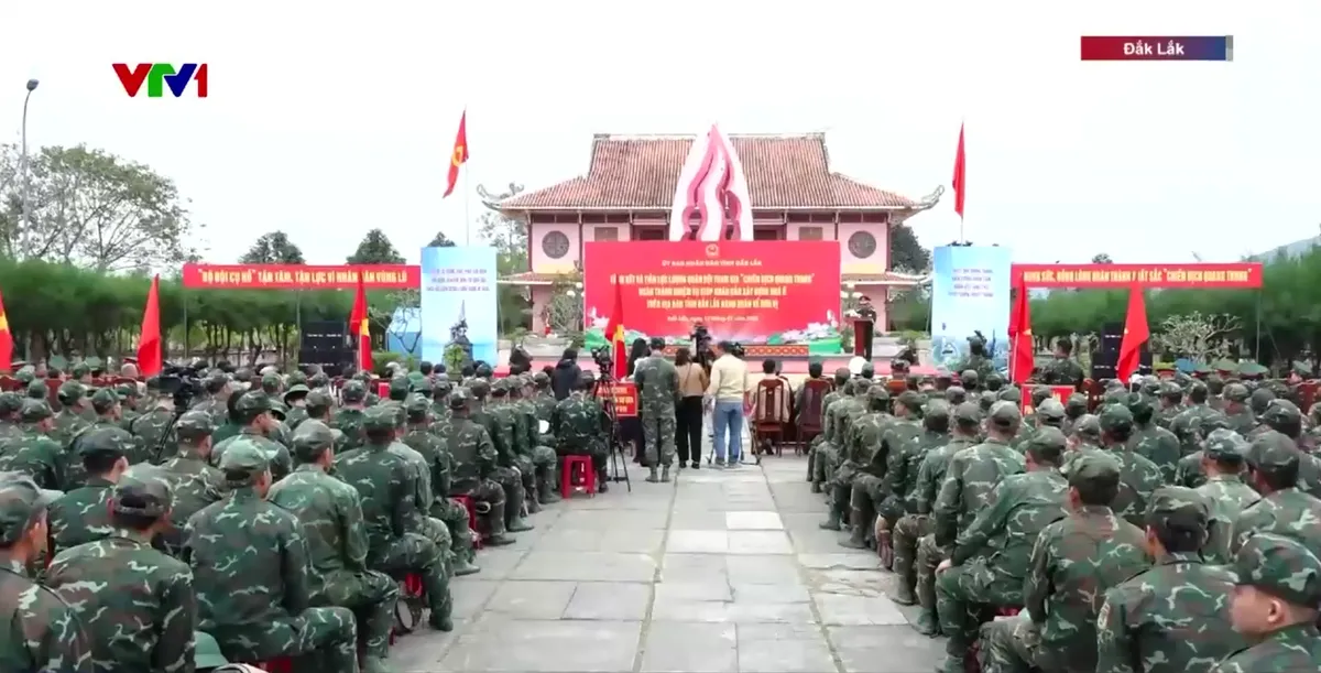 Người dân lưu luyến chia tay bộ đội sau Chiến dịch Quang Trung tại Đắk Lắk- Ảnh 2. Người dân lưu luyến chia tay bộ đội sau Chiến dịch Quang Trung tại Đắk Lắk- Ảnh 2.