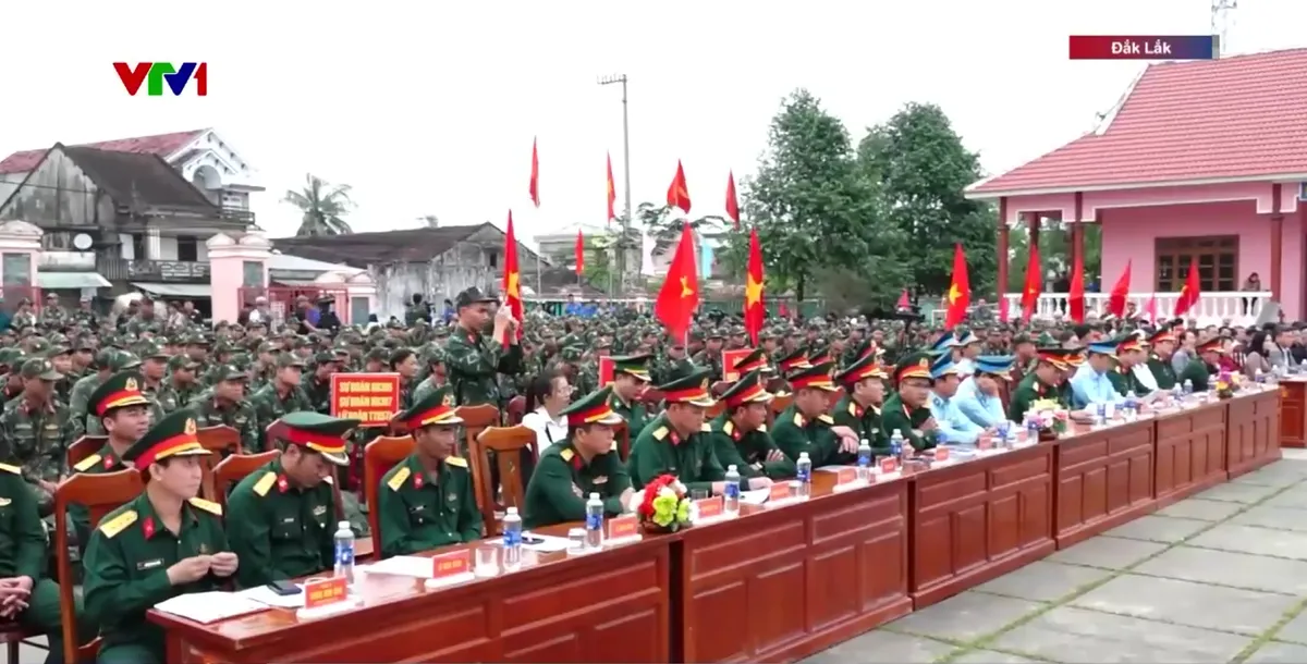 Người dân lưu luyến chia tay bộ đội sau Chiến dịch Quang Trung tại Đắk Lắk- Ảnh 1. Người dân lưu luyến chia tay bộ đội sau Chiến dịch Quang Trung tại Đắk Lắk- Ảnh 1.