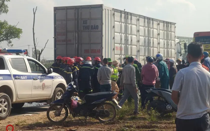 Xe con bị cuốn v&agrave;o gầm xe tải sau tai nạn li&ecirc;n ho&agrave;n, 3 người bị thương - Ảnh 1.