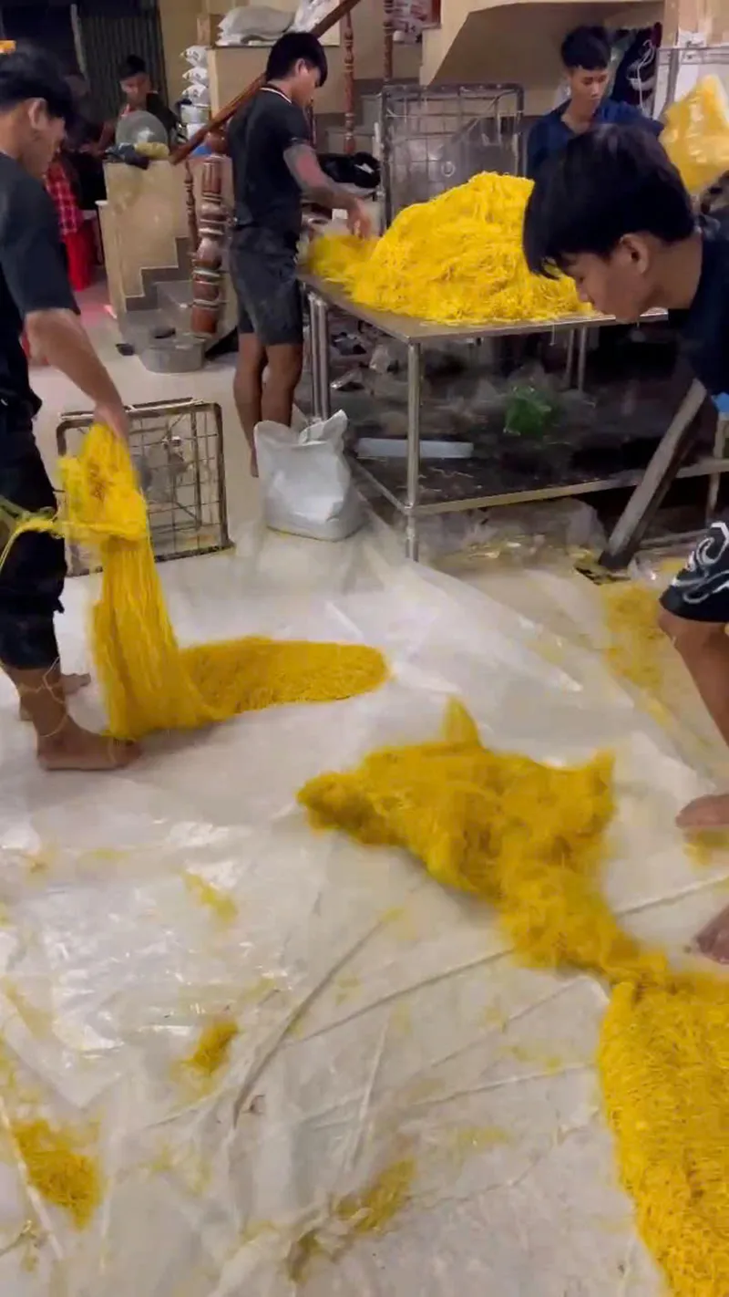 Cơ sở Ch&acirc;u Ph&aacute;t d&ugrave;ng chất cấm sản xuất m&igrave; sợi suốt 10 năm, tuồn ra thị trường h&agrave;ng trăm tấn- Ảnh 3.