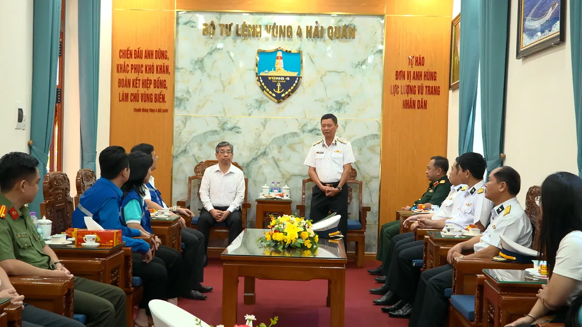 L&atilde;nh đạo TP Hồ Ch&iacute; Minh thăm, tặng qu&agrave; qu&acirc;n v&agrave; d&acirc;n quần đảo Trường Sa - Ảnh 1.