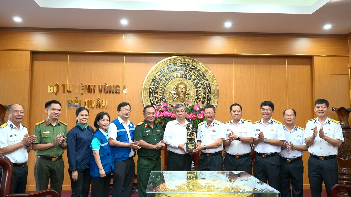 L&atilde;nh đạo TP Hồ Ch&iacute; Minh thăm, tặng qu&agrave; qu&acirc;n v&agrave; d&acirc;n quần đảo Trường Sa - Ảnh 2.