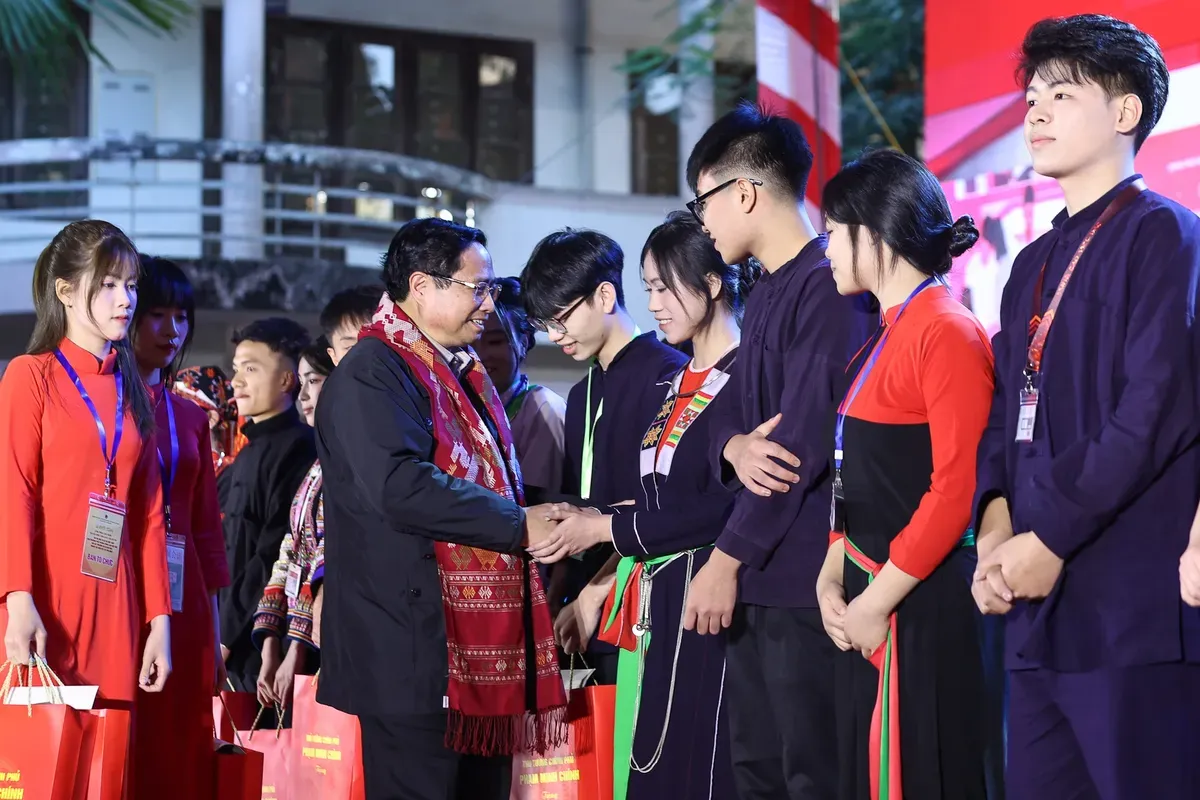 Thủ tướng Phạm Minh Ch&iacute;nh: X&acirc;y dựng trường học v&ugrave;ng cao bằng "t&igrave;nh d&acirc;n tộc, nghĩa đồng b&agrave;o"- Ảnh 1.