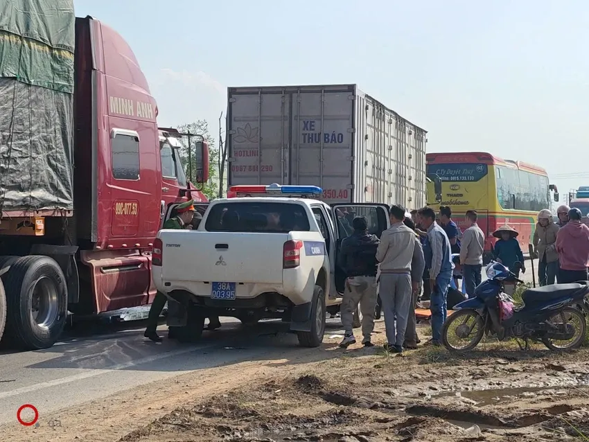 Xe con bị cuốn v&agrave;o gầm xe tải sau tai nạn li&ecirc;n ho&agrave;n, 3 người bị thương - Ảnh 3.