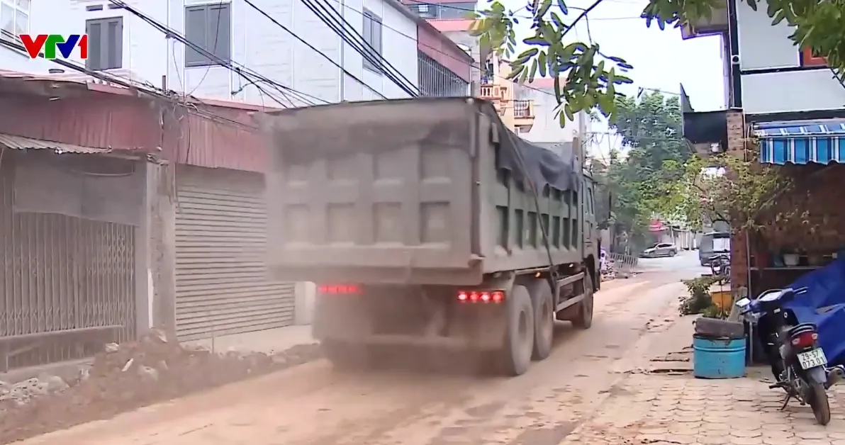 Né kiểm tra, xe trọng tải lớn chạy vào đường khu dân cư ở Hà Nội gây bụi bặm, mất an toàn - Ảnh 1.