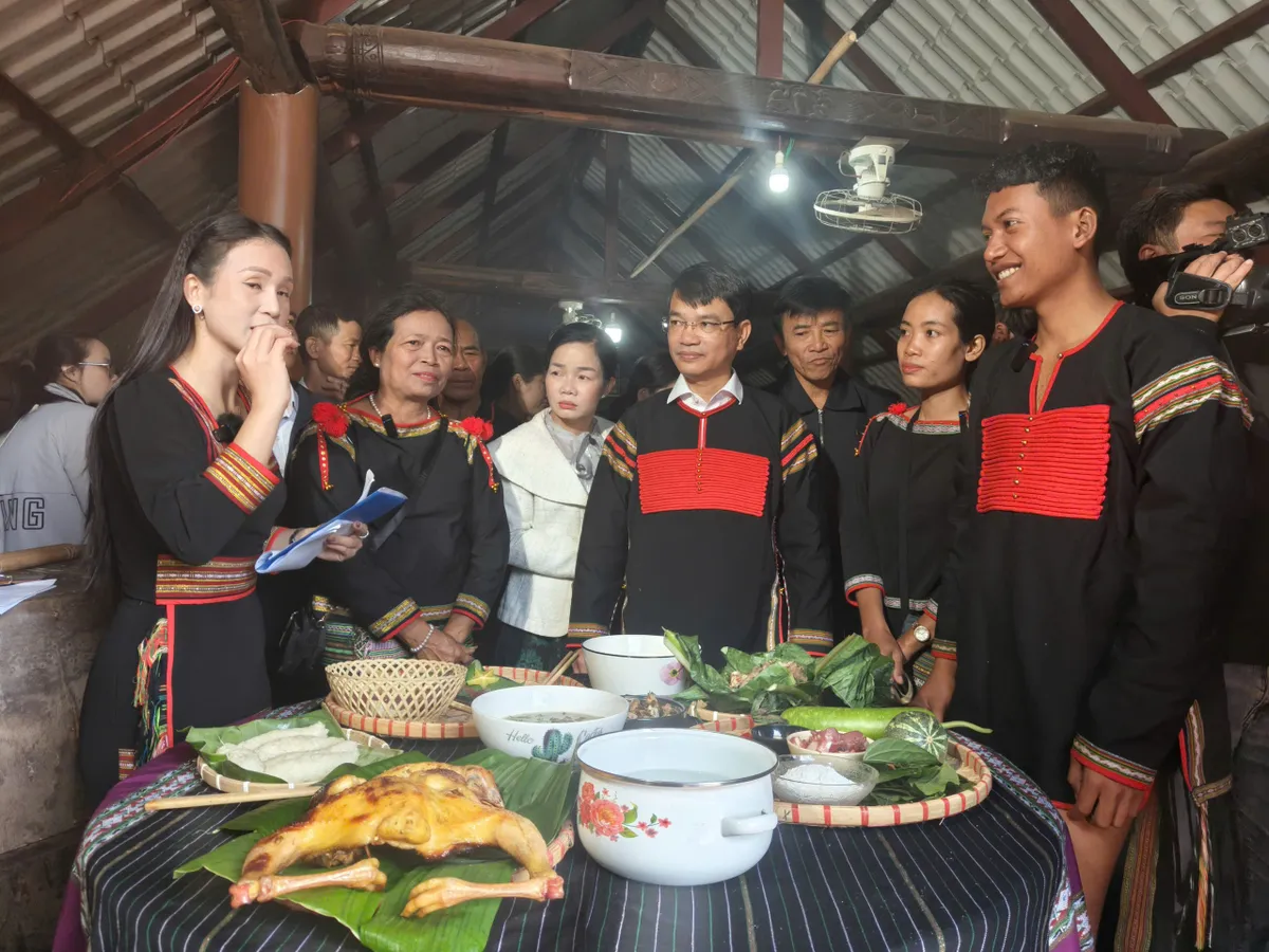 Bu&ocirc;n Tong Jũ - Ea Kao xin ch&agrave;o: Một bu&ocirc;n l&agrave;ng kể chuyện m&igrave;nh tr&ecirc;n nền tảng số - Ảnh 4.