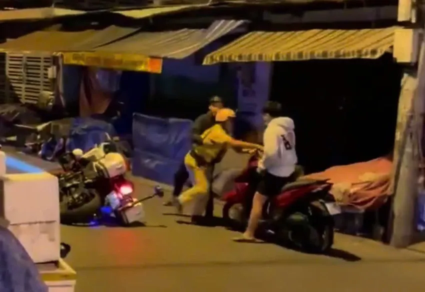 Xử phạt 2 thanh ni&ecirc;n kh&ocirc;ng chấp h&agrave;nh đo nồng độ cồn, n&eacute;m bộ đ&agrave;m của CSGT - Ảnh 1.