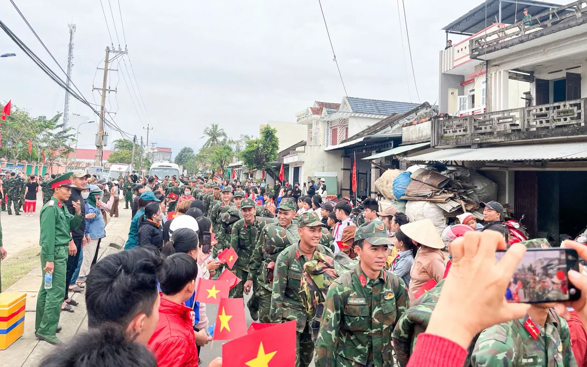 Đi trong vòng tay của nhân dân đầy yêu thương.