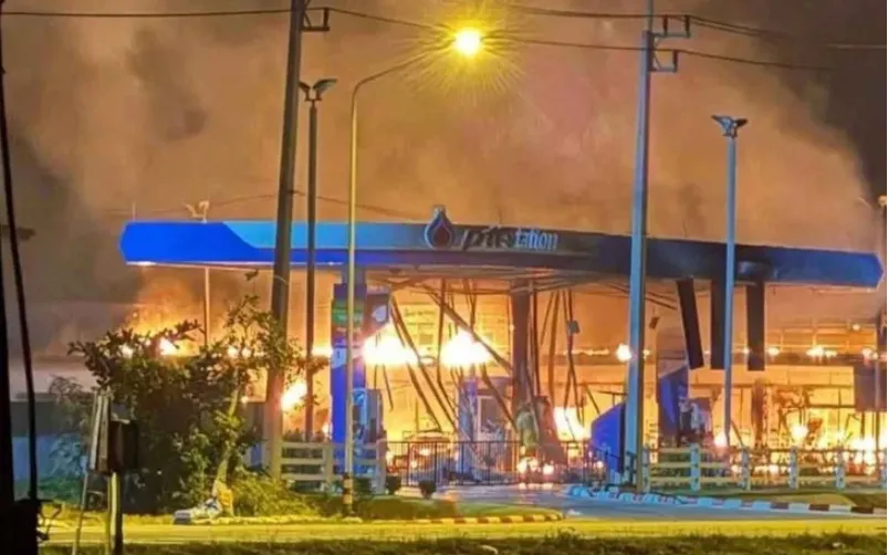 Một trong 11 cây xăng bị đánh bom bùng cháy dữ dội rạng sáng 11/1/2026 (Ảnh: Bangkok Post)