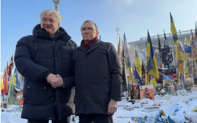 Ngoại trưởng Ukraine Andrii Sybiha bắt tay Bộ trưởng Bộ Ngoại giao Na Uy Espen Barth Eide (Ảnh: APA)