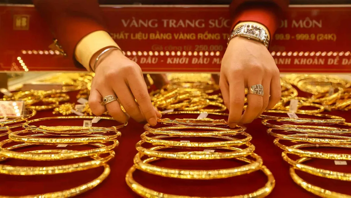 Giá vàng SJC và vàng nhẫn đồng loạt tăng mạnh, có nơi tăng hơn 2 triệu đồng/lượng
- Ảnh 1. Giá vàng SJC và vàng nhẫn đồng loạt tăng mạnh, có nơi tăng hơn 2 triệu đồng/lượng
- Ảnh 1.