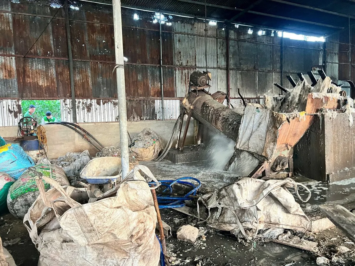 Đồng Nai ph&aacute;t hiện cơ sở sản xuất hạt nhựa xả nước thải h&ocirc;i thối ra m&ocirc;i trường- Ảnh 1.