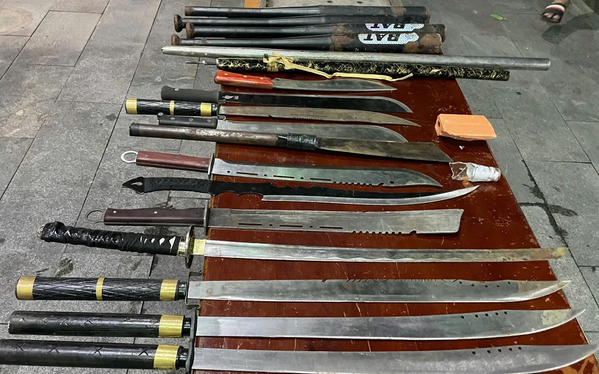 Những hung khí nguy hiểm được các đối tượng sử dụng. Ảnh: Phòng Cảnh sát hình sự - Công an TP Hồ Chí Minh.