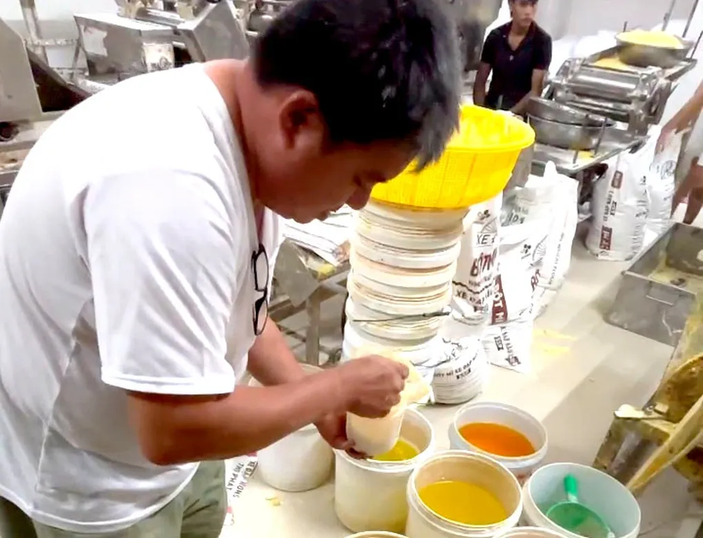 Lời khai của chủ cơ sở Châu Phát sản xuất 800 tấn mì trộn hóa chất ở TPHCM- Ảnh 1. Lời khai của chủ cơ sở Châu Phát sản xuất 800 tấn mì trộn hóa chất ở TPHCM- Ảnh 1.