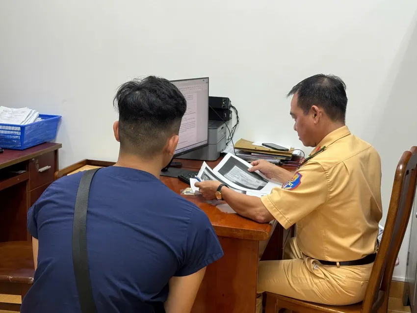 CSGT TP.HCM xử phạt người h&oacute;a trang Deadpool chạy xe ph&acirc;n khối lớn vi phạm giao th&ocirc;ng- Ảnh 1.