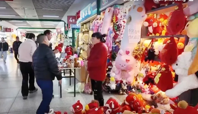 Thị trường Tết Trung Quốc s&ocirc;i động trước thềm năm Ngọ  - Ảnh 2.