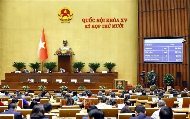 Quốc hội biểu quyết thông qua Luật Hoạt động giám sát của Quốc hội và Hội đồng nhân dân (sửa đổi), ngày 10/12/2025. Ảnh: TTXVN