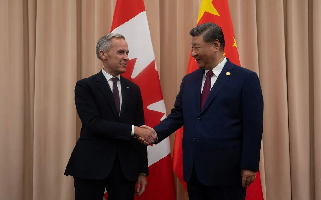 Thủ tướng Canada Mark Carney bắt tay Chủ tịch Trung Quốc Tập Cận Bình bên lề cuộc gặp tại Gyeongju, Hàn Quốc, ngày 31/10/2025 (Ảnh: The Canadian Press/AP)