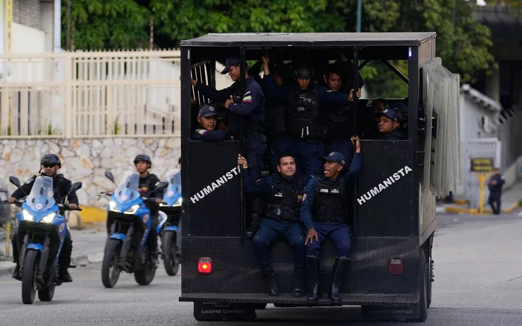 Cảnh sát tuần tra gần El Helicoide, trụ sở của cơ quan tình báo Venezuela và một trung tâm giam giữ, ở Caracas, Venezuela, ngày 10/1/2026 (Ảnh: AP)