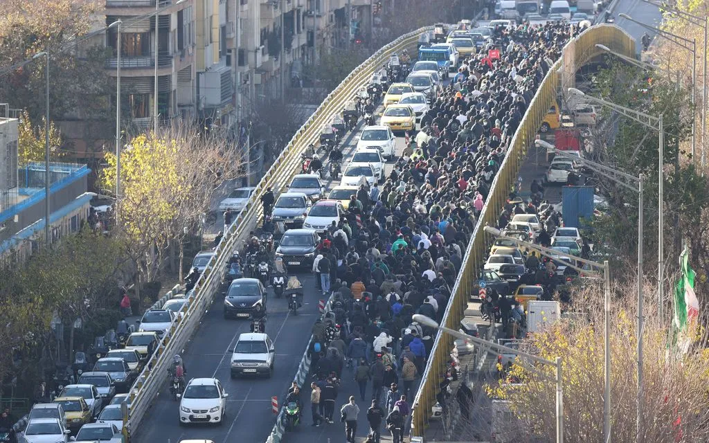 Người biểu tình tuần hành trên một cây cầu ở Tehran, Iran, ngày 29/12/2025. (Ảnh: Fars News Agency/AP)