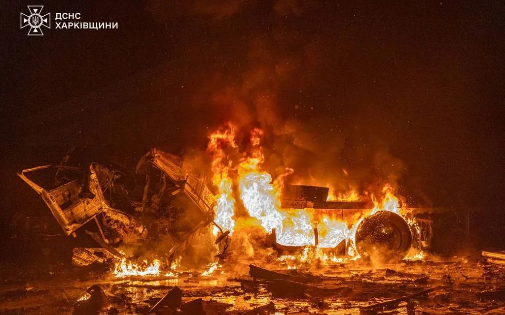 Các nhân viên cứu hộ Ukraine đang nỗ lực dập tắt đám cháy sau vụ tấn công của Nga tại Kharkov, ngày 13/1/2026 (Ảnh: AP)