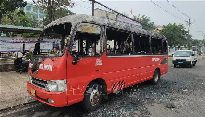 Xe đưa đ&oacute;n c&ocirc;ng nh&acirc;n ch&aacute;y rụi khi dừng đỗ tr&ecirc;n Quốc lộ 14 - Ảnh 1.