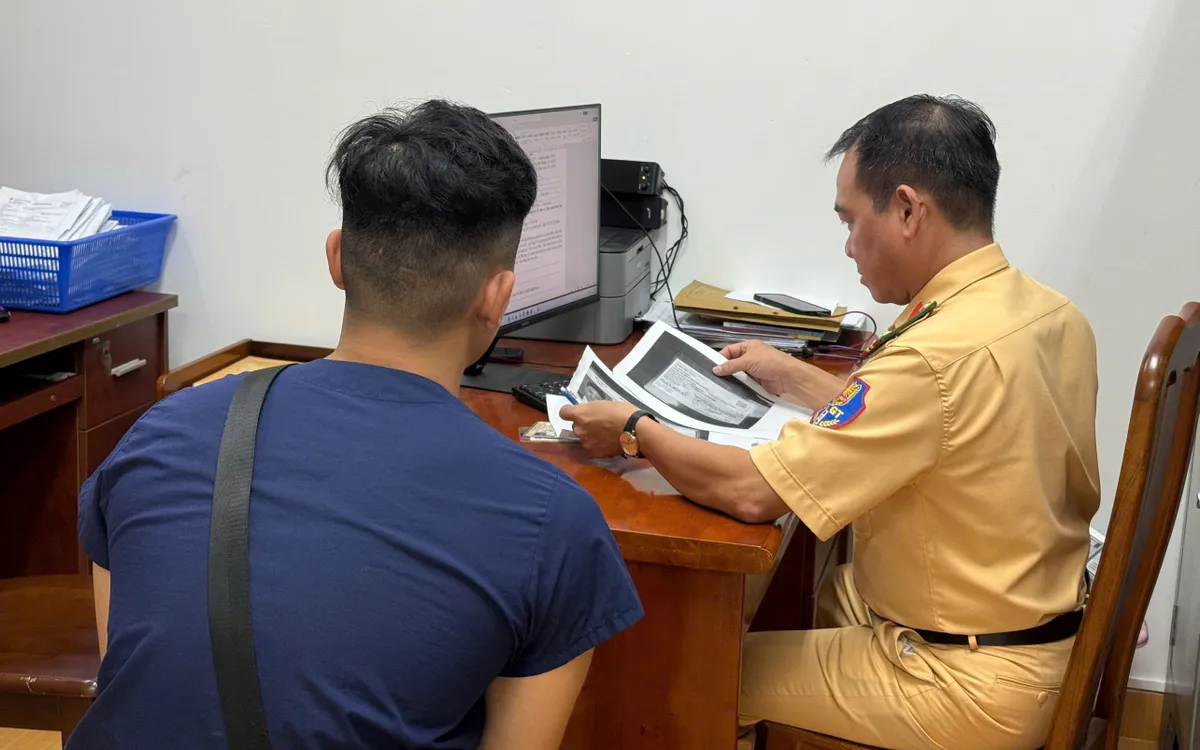 Cán bộ Đội CSGT Hàng Xanh đang làm việc với thanh niên vi phạm. Ảnh: CSGT.